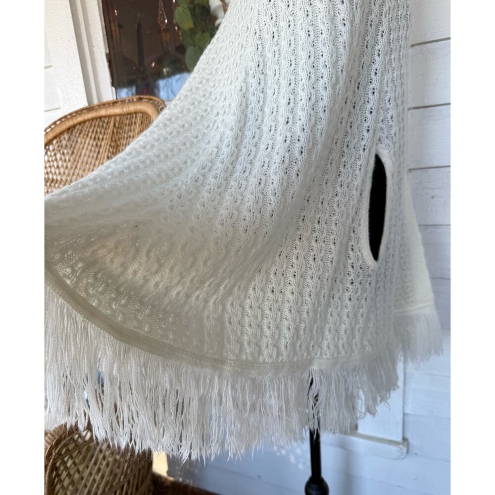 Vintage 70's Cable Knit White Acrylic Button up Fringed Poncho Cape One Size - Picture 7 of 11